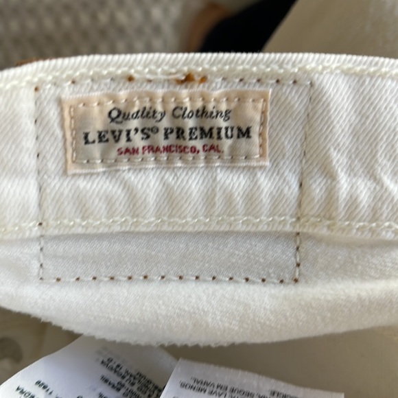 White Levi’s 501 Jean - Picture 2 of 5